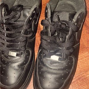 BLACK SUPREME AIRFORCES SIZE 9